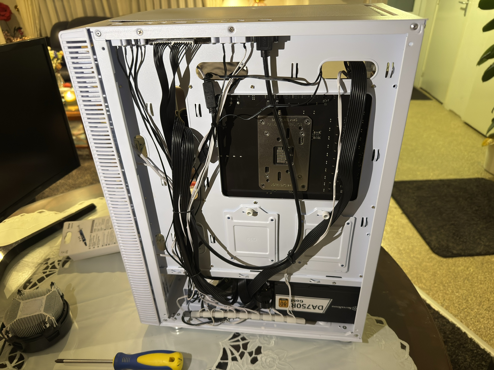 Kabelmanagement aan de achterzijde van een pc-behuizing