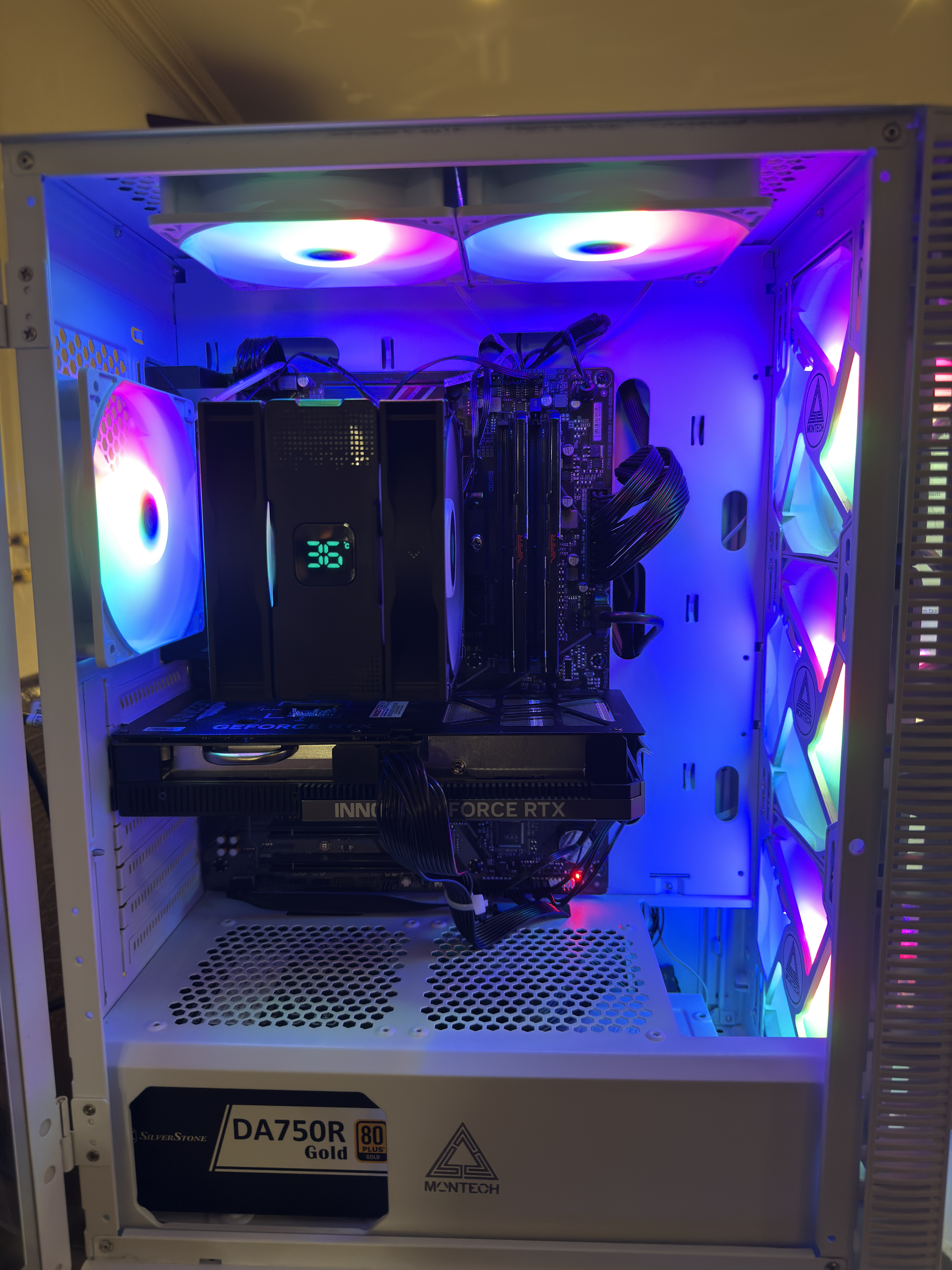 Custom pc opgebouwd met RGB-verlichting en nette afwerking